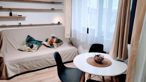 um pequeno quarto com uma cama e uma mesa em Cosy Case proche Disney and Paris em Lagny