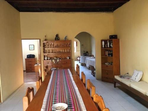 Habitación grande con mesa larga y sillas en La Casa de Isidora, 