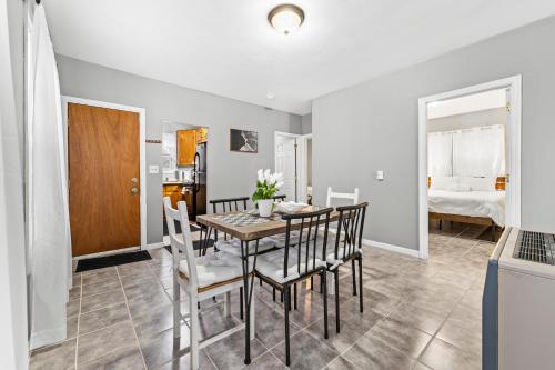 Una cocina o cocineta en Sleeps 5 near ferry, train to Boston and downtown 3br apartment