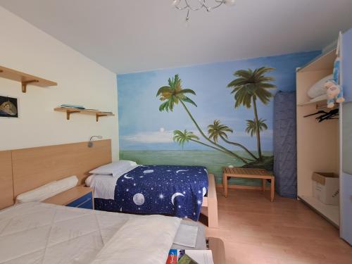 a bedroom with a mural of palm trees on the wall at La casa de riki 