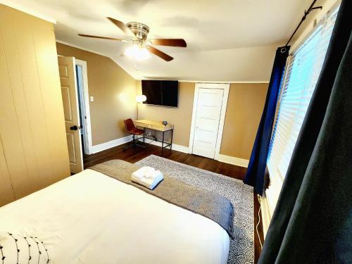1 dormitorio con 1 cama y ventilador de techo en Magnolia House, en Lafayette
