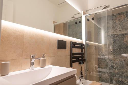 uma casa de banho com um lavatório e um chuveiro em Testaccio Boutique Apartment in Rome em Roma