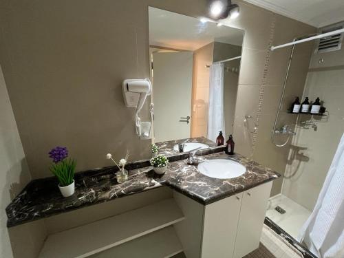 La salle de bains est pourvue d'un lavabo et d'un grand miroir. dans l'établissement Punta Carretas, Garaje, Piscina, Gimnasio, à Montevideo