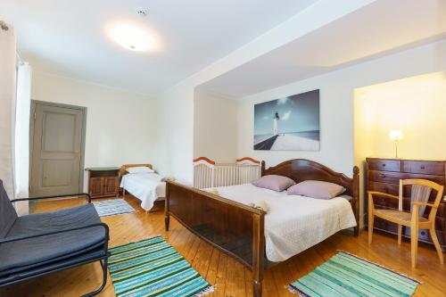 sypialnia z 2 łóżkami i kanapą w obiekcie Exclusive House in Old Town w Tallinnie