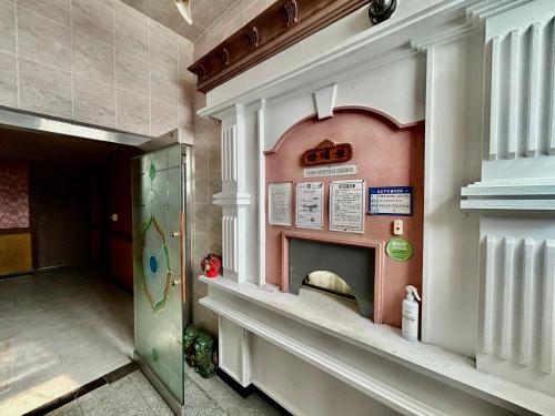 een kamer met een open haard in een gebouw bij Hilton motel in Gimhae