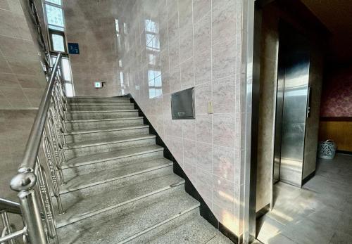 een trap in een gebouw met een lift bij Hilton motel in Gimhae