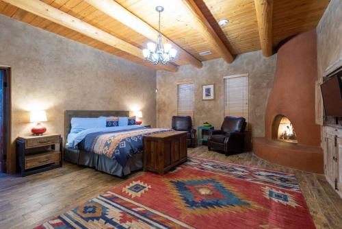 um quarto com uma cama e duas cadeiras num quarto em Balloon fiesta home em Albuquerque