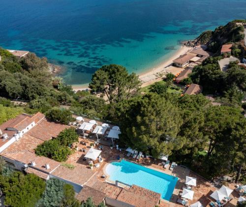 een luchtzicht op een resort met een zwembad en een strand bij A'mare Corsica I Seaside Small Resort in Propriano
