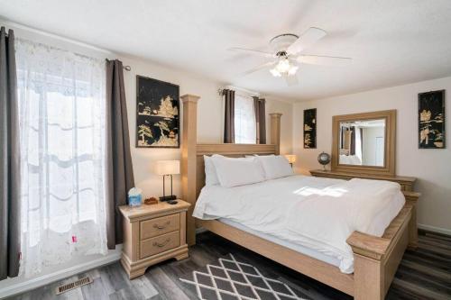 Un dormitorio con una cama grande y una ventana en Noliga Home Sweet Home en Stafford