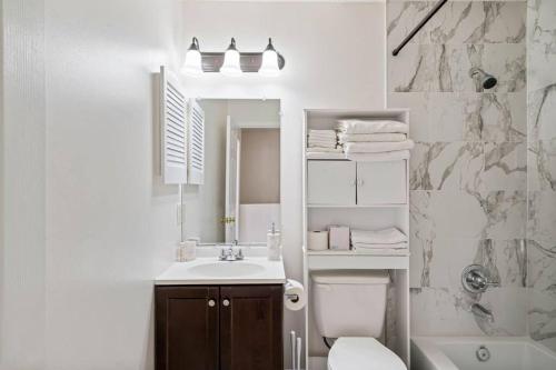 een badkamer met een wastafel, een toilet en een spiegel bij Noliga Home Sweet Home in Stafford