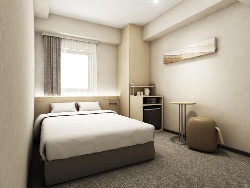een hotelkamer met een bed en een raam bij Hotel Il Fiore Kasai Annex in Tokyo