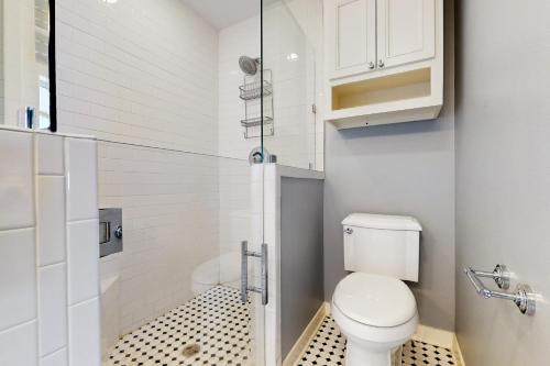 La petite salle de bains est pourvue d'une douche et de toilettes. dans l'établissement Getaway on the Bay, à Rockport