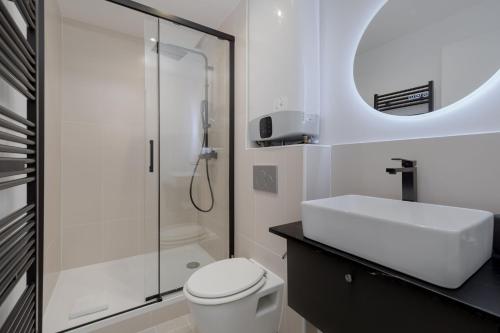 une salle de bain avec toilettes, lavabo et douche dans l'établissement Poetic Stay - Montmartre, à Paris