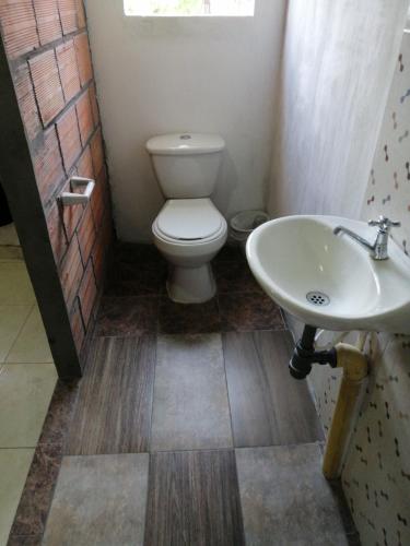 Casa de relajación low cost tesisinde bir banyo