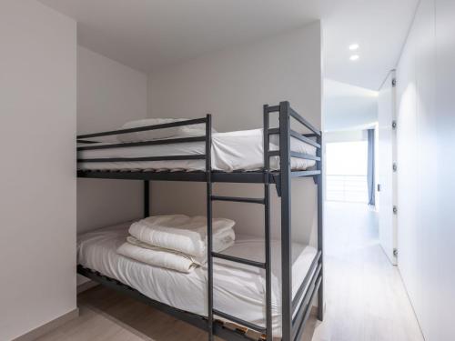een kamer met 2 stapelbedden in een kamer bij Manager 2 bedrooms on floor 5 in Middelkerke