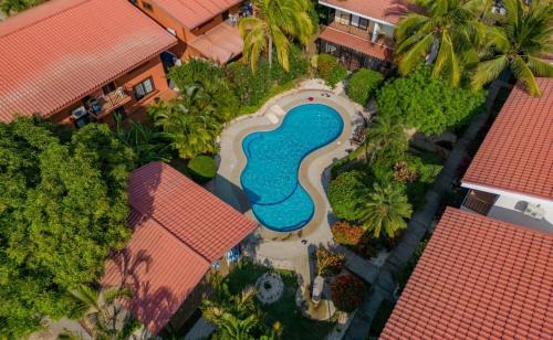 una vista aérea de una piscina en un complejo en Valle Dorado 9, en Coco