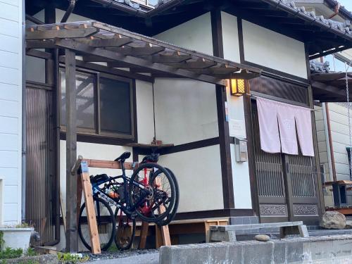 草津町にある草津のゲストハウス KOTODAMAの自転車が家の前に停まっている