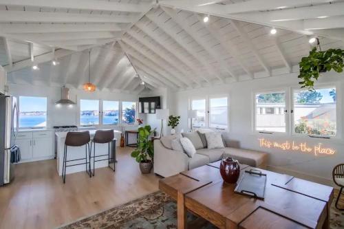 uma sala de estar com um sofá e uma mesa em Blue Water View Condo in Prime Coastal Locale em San Diego