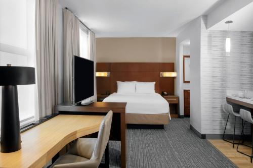 Pokój hotelowy z łóżkiem i biurkiem w obiekcie Residence Inn by Marriott Norwalk w mieście Norwalk