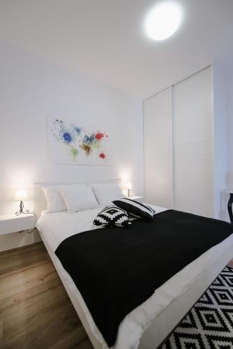 British Square - Stylish Apartment with Private Parking