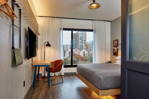 Ένα ή περισσότερα κρεβάτια σε δωμάτιο στο Moxy Atlanta Midtown
