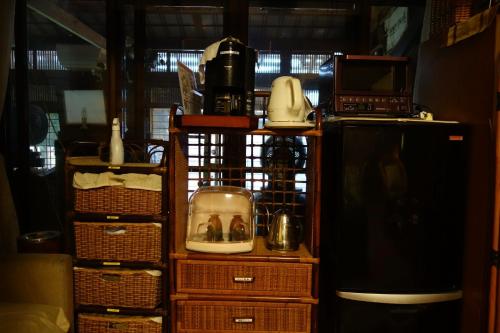 una habitación con muchos artículos celulares en un estante en Natural Mind Tour - Vacation STAY 94017v, en Sado
