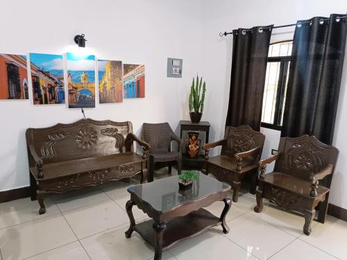 ein Wohnzimmer mit Sofas und einem Couchtisch in der Unterkunft Casa Diversa in Esquipulas