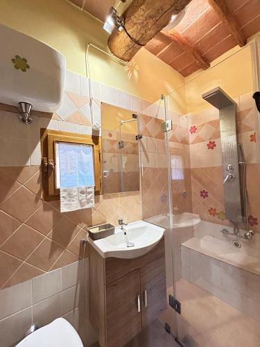 La Casina nel Borgo في بيروجيا: حمام مع حوض ودش ومرحاض
