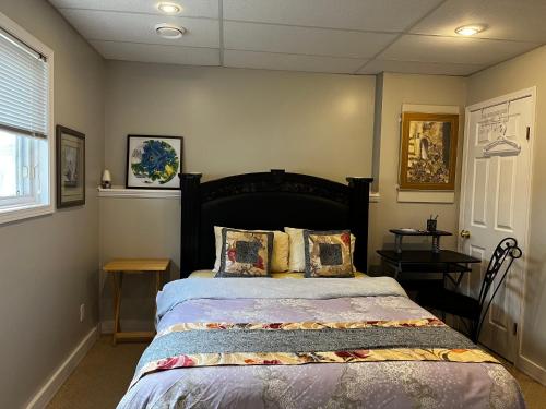 1 dormitorio con 1 cama grande en una habitación en citadel cozy quilt private bedroom en Calgary