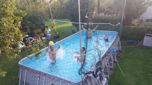 un gruppo di persone che giocano in piscina di Villa Camilla - TINY - EXCLUSIVE POOL a Lucca