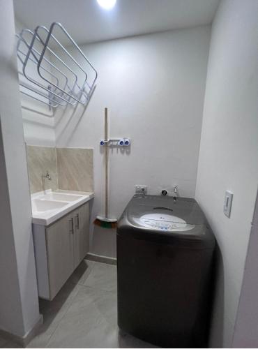 bagno con lavandino e servizi igienici di 306 Confortable y lindo apartamento a Cali