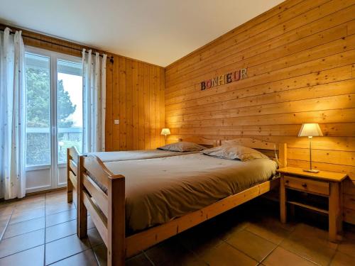 a bedroom with a bed and a sign on the wall at Gîte avec terrasse privative et jardin fleuri à Saugues, tout inclus - FR-1-582-90 in Saugues
