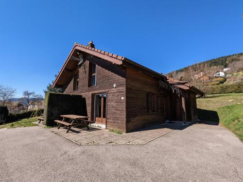 Chalet convivial à Gérardmer avec cheminée, proche du lac et des pistes, idéal famille et rando - FR-1-589-95