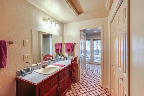Ένα μπάνιο στο Meadow Creek Golf Resort Condo Skiing and Lake Life