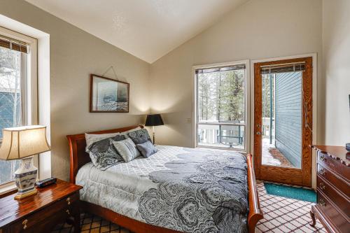 Ένα ή περισσότερα κρεβάτια σε δωμάτιο στο Meadow Creek Golf Resort Condo Skiing and Lake Life