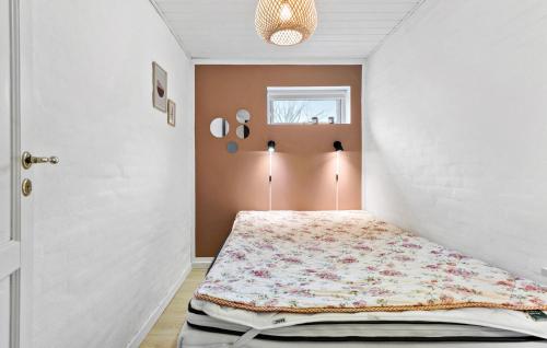 um pequeno quarto com uma cama no canto em Stunning Home In Grlev With Wifi em Gørlev