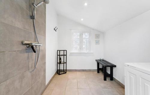 uma casa de banho com um chuveiro e um banco preto em Stunning Home In Grlev With Wifi em Gørlev