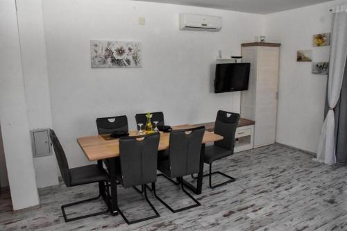 Apartments with parking space Supetarska Draga - Gornja, Rab - 22213