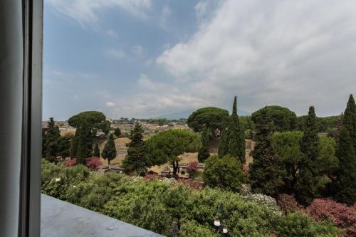 a view of a garden with trees and bushes at Hotel del Sole in Pompei