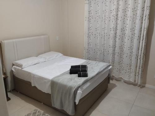 Ένα ή περισσότερα κρεβάτια σε δωμάτιο στο Apartamento Amplo e Moderno 300m da Praia 2 camas de casal 1 cama de solteiro AR CONDICIONADO nos quartos