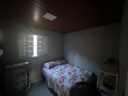 una piccola camera da letto con un letto e una finestra di Casa beiramar Provetá IlhaGrande ad Angra dos Reis
