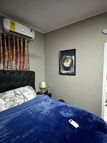 Voodi või voodid majutusasutuse Groove Haven Lodge- Kasoa toas