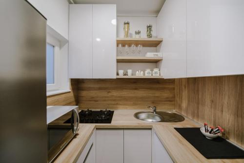 British Square - Stylish Apartment with Private Parking