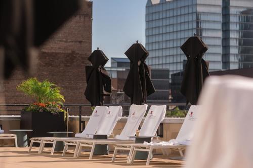 a group of chairs and umbrellas on a rooftop at Omaha Marriott Downtown at the Capitol District in Omaha