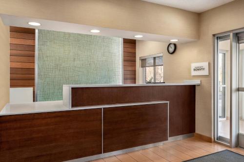 une salle d'attente dans un hôpital avec miroir dans l'établissement Fairfield Inn Philadelphia Airport, à Philadelphie