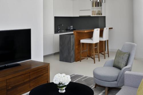 Телевизор и/или развлекательный центр в Riyadh Diplomatic Quarter - Marriott Executive Apartments