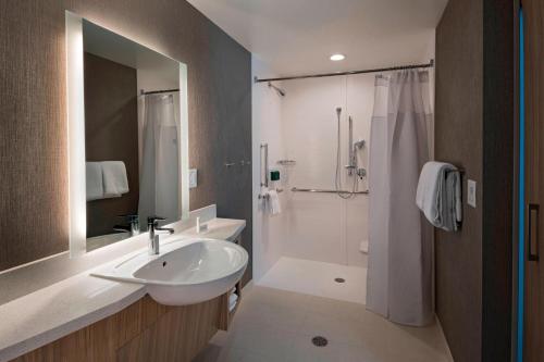 ein Bad mit einem Waschbecken und einer Dusche in der Unterkunft SpringHill Suites by Marriott Denver West/Golden in Lakewood