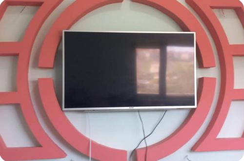 TV de pantalla plana colgada en la pared en Celebi Home en Arnavutköy