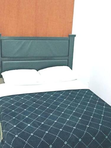 a bedroom with a bed with a green headboard at Departamento Completo, Centro Histórico Durango in Durango
