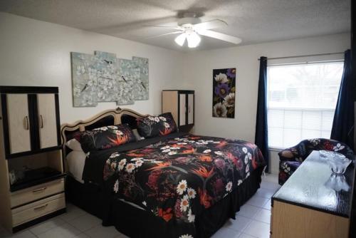 Schlafzimmer mit einem Bett und einem Deckenventilator in der Unterkunft House of Blues-3 Bedrooms+GameRoom in Orlando